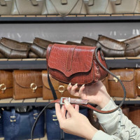 کیف چرم درب پروانه عنابی زرشکی ابر و بادی سنگی