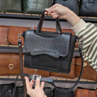 کیف چرم آرام مشکی تمام سنگی