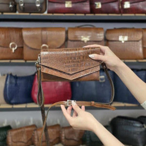 کیف چرم بهار قهوه ای گرم ابر و بادی لبه مثلثی