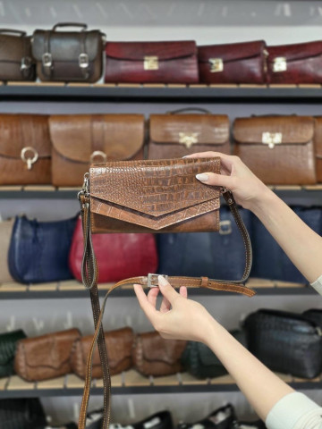کیف چرم بهار قهوه ای گرم ابر و بادی لبه مثلثی