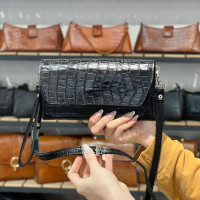 کیف چرم بهار مشکی تمام سنگی لبه صاف