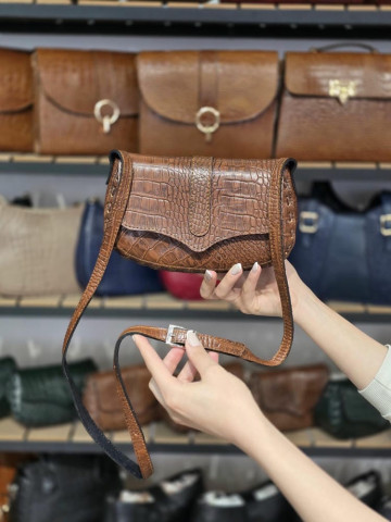 کیف چرم درب پروانه قهوه ای گرم ابر و بادی سنگی