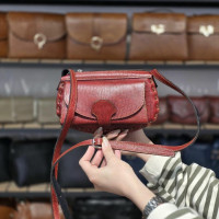 کیف چرم نورا قرمز تیره ابر و بادی لیزارد
