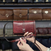 کیف چرم بغل پرچ زرشکی آلبالویی ابر و بادی سنگی