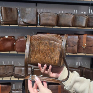 کیف چرم لچک کوچک قهوه ای ابر و بادی لیزارد
