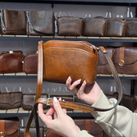 کیف چرم لچک کوچک قهوه ای دست رنگ ابر و بادی ساده