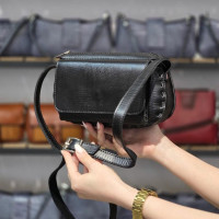کیف چرم هانی مشکی لیزارد