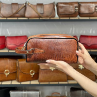 کیف چرم شوز بگ مانی عسلی ابر و بادی لیزارد
