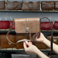 کیف چرم بغل پرچ قهوه ای کاراملی ابر و بادی سنگی