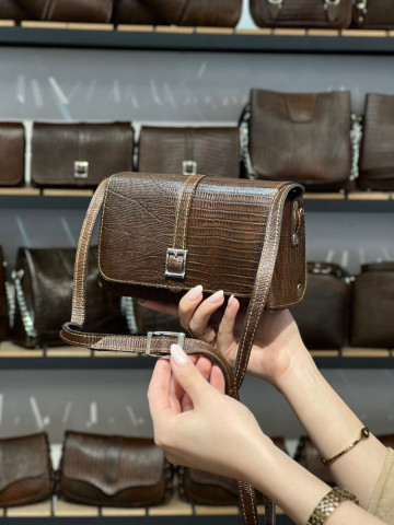 کیف چرم بغل پرچ قهوه ای ابر و بادی لیزارد