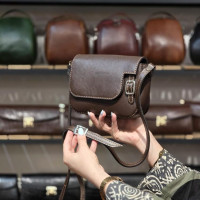 کیف چرم بغل سگک قهوه ای سوخته ساده