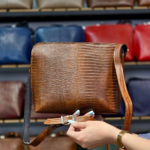 کیف چرم جلو دوخت بزرگ قهوه ای ابر و بادی لیزارد