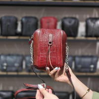 کیف چرم لیا زرشکی حاشیه ساده بدنه سنگی