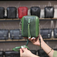 کیف چرم لیا سبز حاشیه ساده بدنه لیزارد