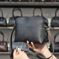 کیف چرم جلو دوخت کوچک مشکی لیزارد