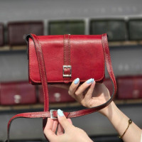 کیف چرم بغل پرچ آلبالویی ابر و بادی ساده