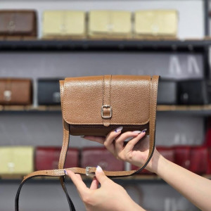 کیف چرم بغل پرچ قهوه ای روشن فلوتر