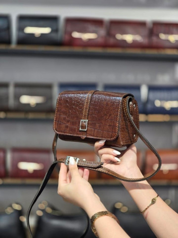 کیف چرم بغل پرچ قهوه ای شکلاتی ابر و بادی سنگی